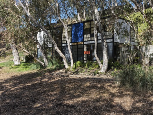 The exterior of the Eames House. Image © Chris Mottalini, 2025. Courtesy of 2025 Eames Office, LLC. All rights reserved. The exterior of the Eames House. Image © Chris Mottalini, 2025. Courtesy of 2025 Eames Office, LLC. All rights reserved.
