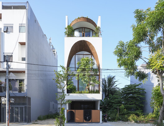 Vietnam’s Tube Houses: Architectural Strategies Under 100 m²